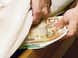 mettere soldi sotto il materasso