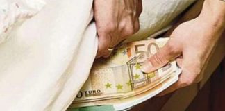 mettere soldi sotto il materasso