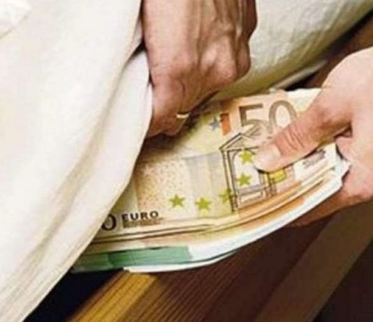 mettere soldi sotto il materasso