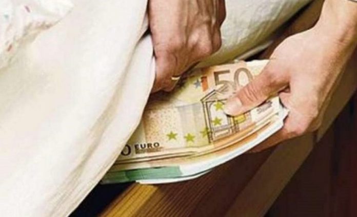 mettere soldi sotto il materasso