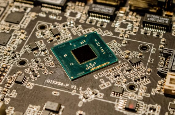 investire su semiconduttori e microchips